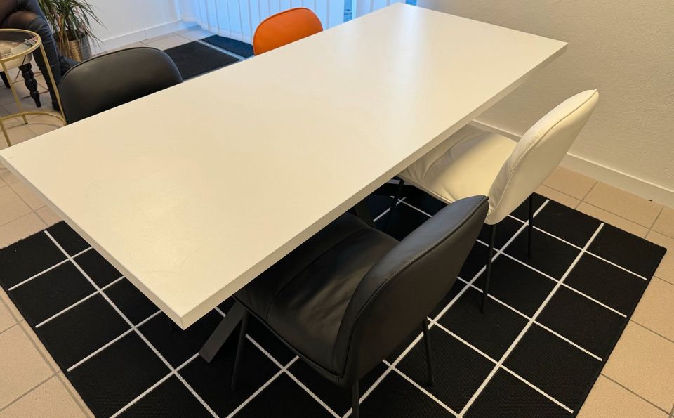 Tisch und 4 Stühle mit Teppich in Sachsenheim