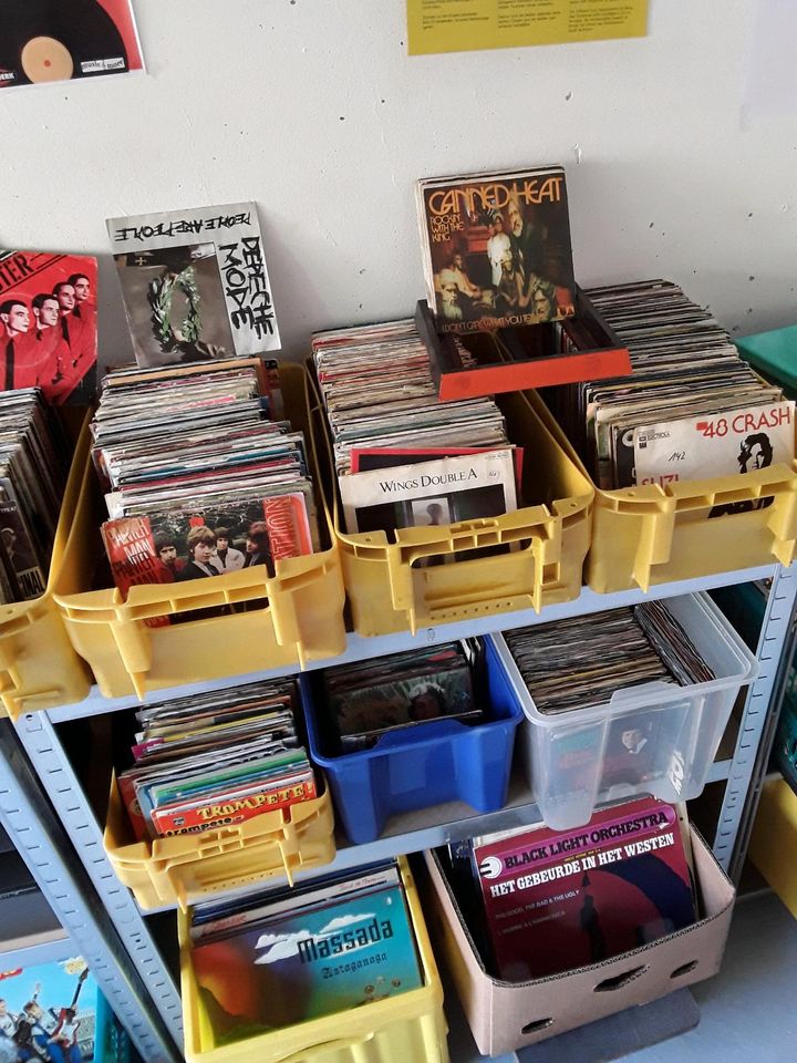 3000 Single Schallplatten, CDs & Artverwandtes   mit Termin in Moers