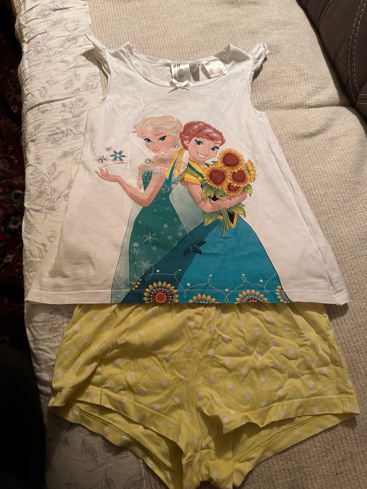 Schlafanzug für den Sommer/ Shorty mit Elsa und Anna Gr. 122/ 128 in Sprakebüll
