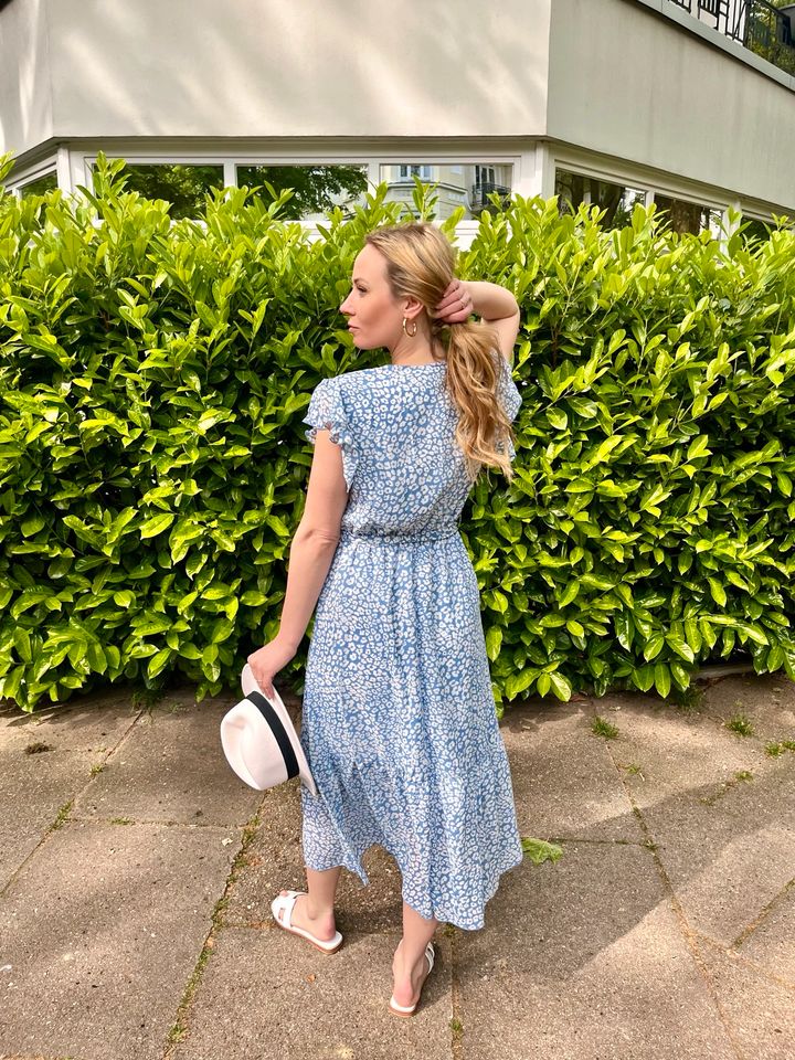 Kleid hellblau ♡ mit Leomuster aus Pariser Boutique in Hamburg