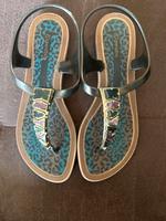 Neu Zehen Sandalen Gr.36 inklusive Versand 25€ Hessen - Tann Vorschau