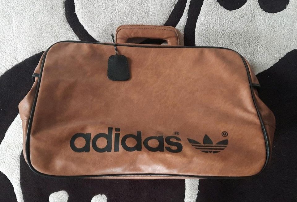 Adidas vintage Reisetasche Sporttasche 4180 braun Kunstleder in  Baden-Württemberg - Tamm | eBay Kleinanzeigen ist jetzt Kleinanzeigen