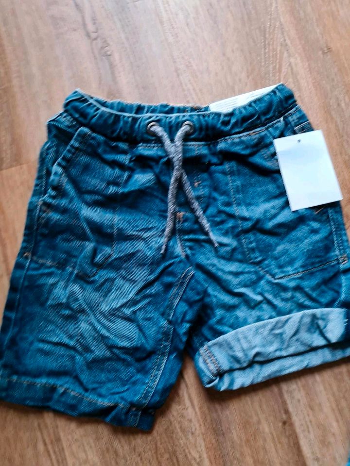 Neue! Jeans Gr. 110 Junge kurze Hose in Helmbrechts