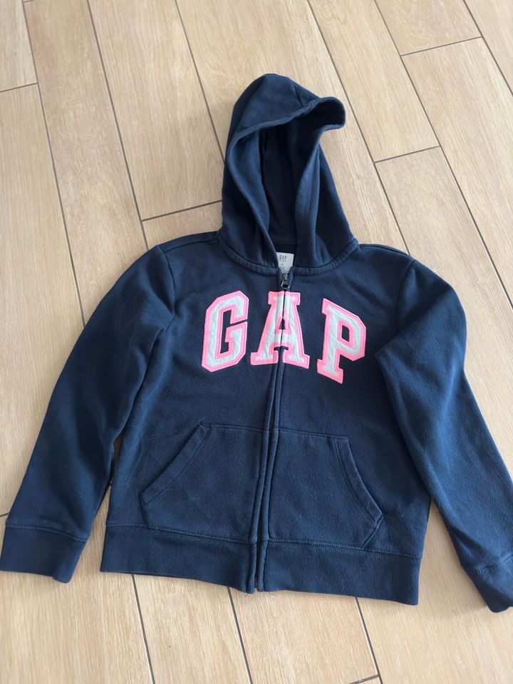 GAP Sweatshirtjacke, 2 Tshirts in Bottrop