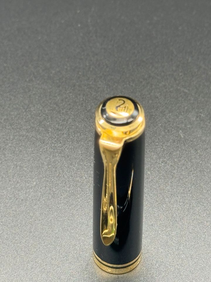 Pelikan M800 souverän schwarz old style - 18K - M Feder in Kassel