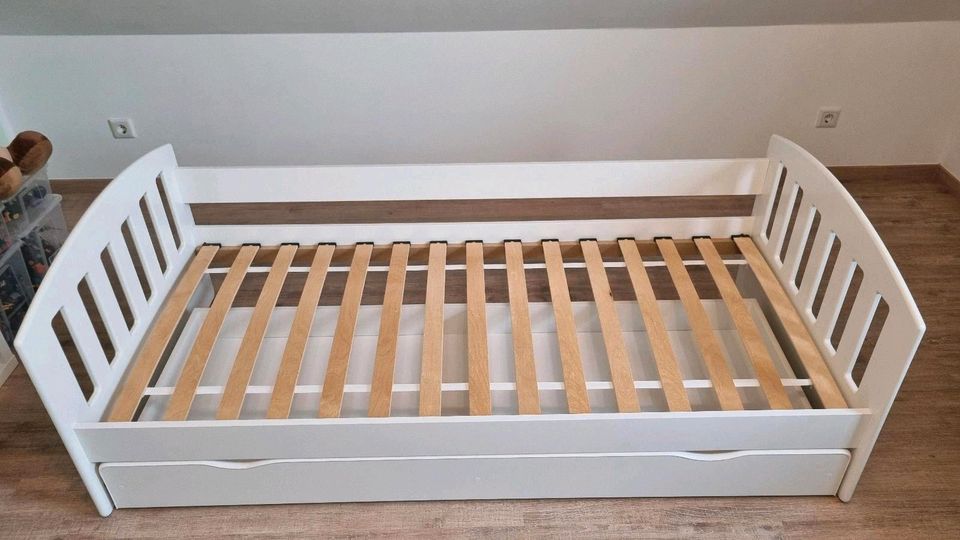 Kinderbett 80x180 mit Rausfallschutz,  Schublade und Matratze in Isseroda