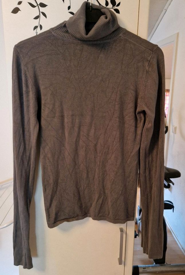 Pullover Shirts Stück 2€ in Schwalbach