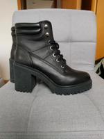 ZARA Boots Schnürschuhe mit Absatz Kr. München - Taufkirchen Vorschau
