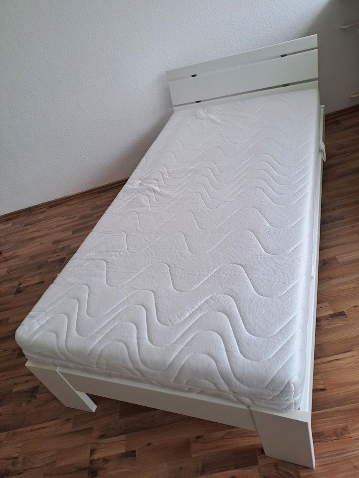 Bett mit lattenrost und Matratze in Mannheim