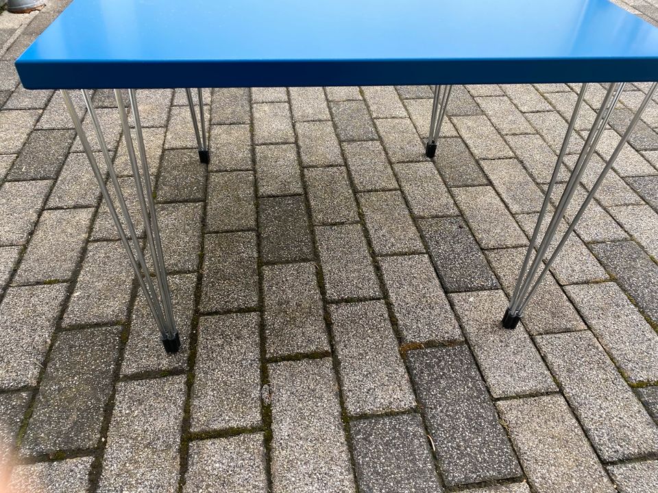 Wohnzimmertisch blau mit silbernen Füßen in Gochsheim