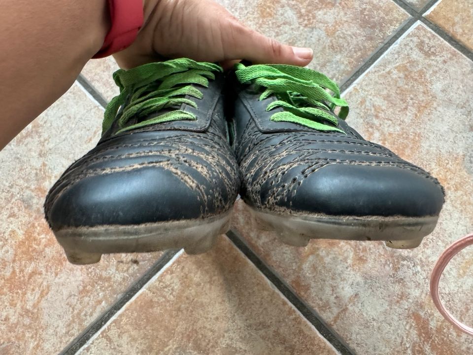 Fußballschuhe Größe 35 in Kandel