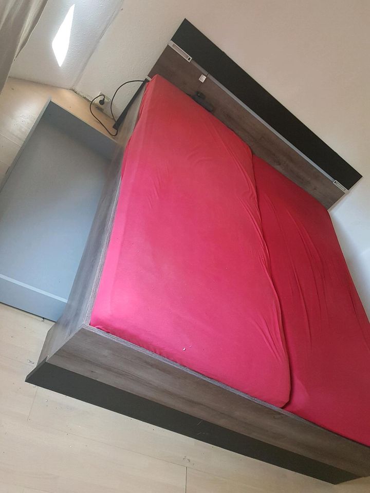 Bett. wie neu und zwei Matratzen komplett nur abholen 1.80×2.00 in Chemnitz