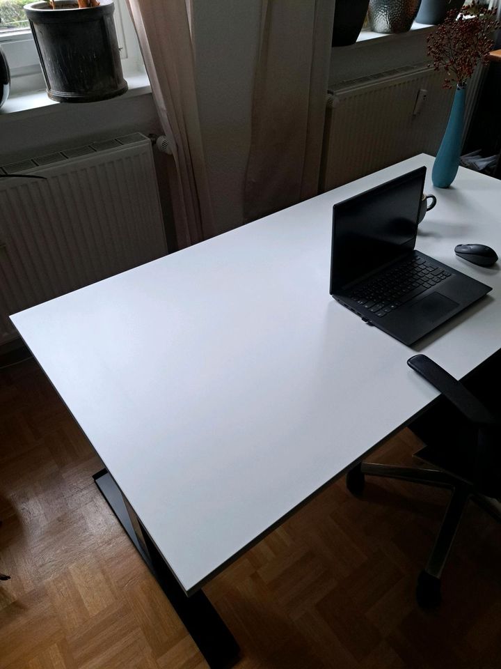 Schreibtisch elektr. höhenverstellbar 180x80 cm, TÜV geprüft, neu in Hamburg