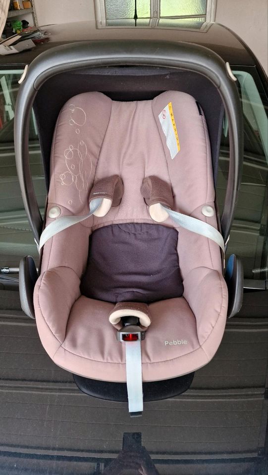 Maxi Cosi babyschale mit isofix station. in Mudau