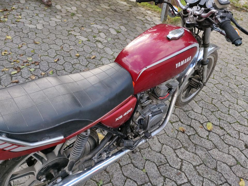 Yamaha XS400 2A2 in Rechtsupweg