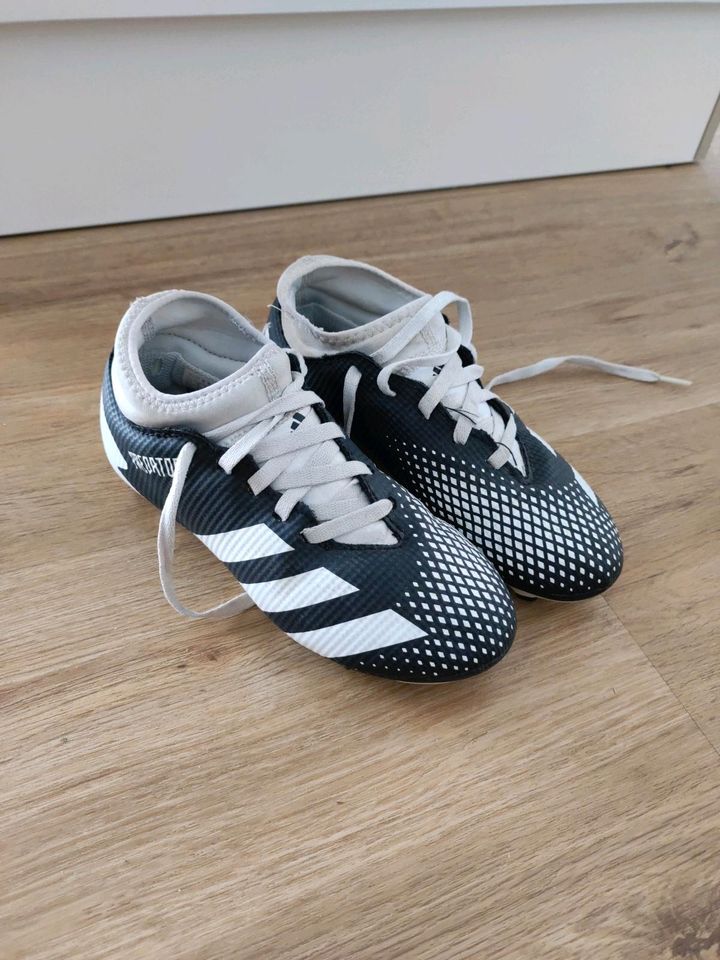 Adidas Predator Fußballschuhe Gr. 33 Schuhe in Hohenwart