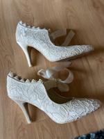 Pumps von Menbur in Ivory mit feiner Spitze und Satinschleife Baden-Württemberg - Waiblingen Vorschau