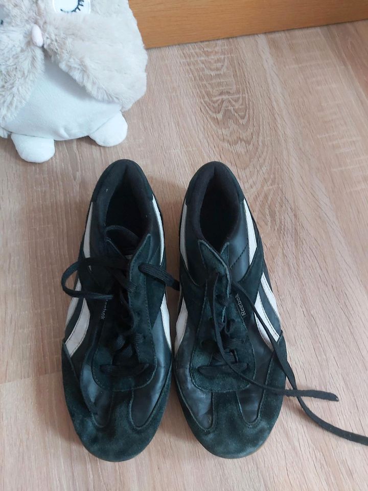 37 Kinderfussballschuhe Fußballschuhe Hallenschuhe Adidas Reebok in Bovenden