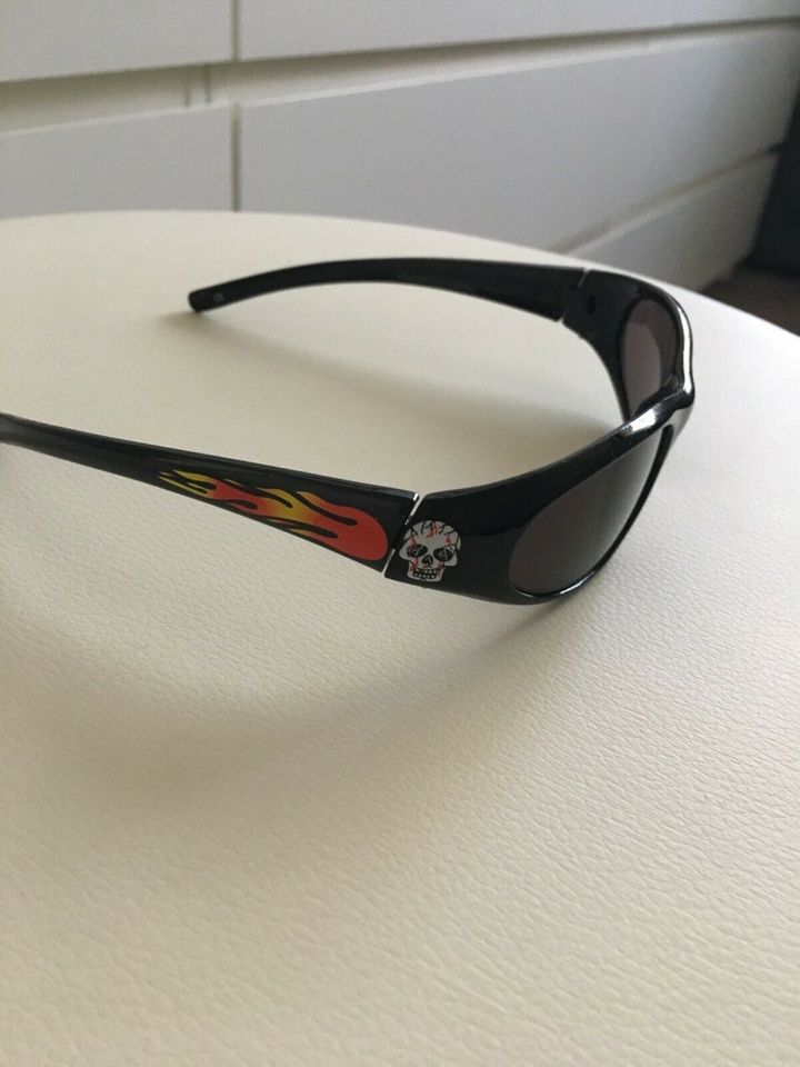 schwarze Sonnenbrille für kleine Jungs, gut erhalten in Versmold