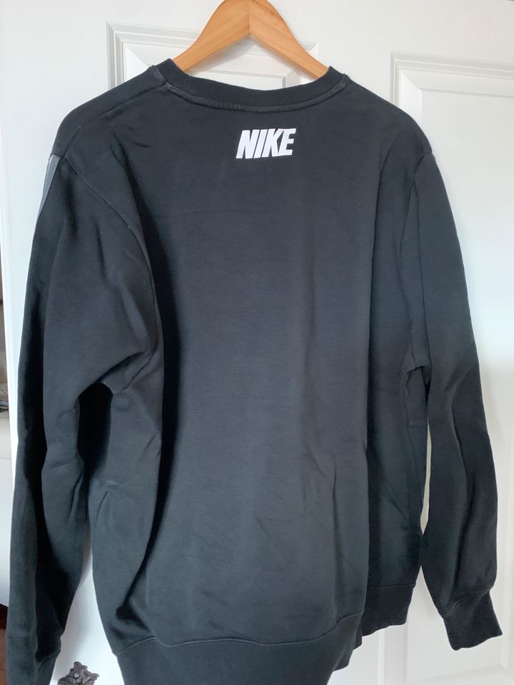 Nike Pullover in Schwarme