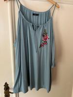 Shirt leicht mit bestickten Blumen. 1x getragen. Niedersachsen - Stadthagen Vorschau