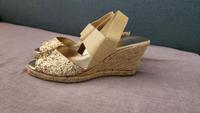 Schicke goldene Partysandalen mit Keilabsatz Berlin - Rudow Vorschau