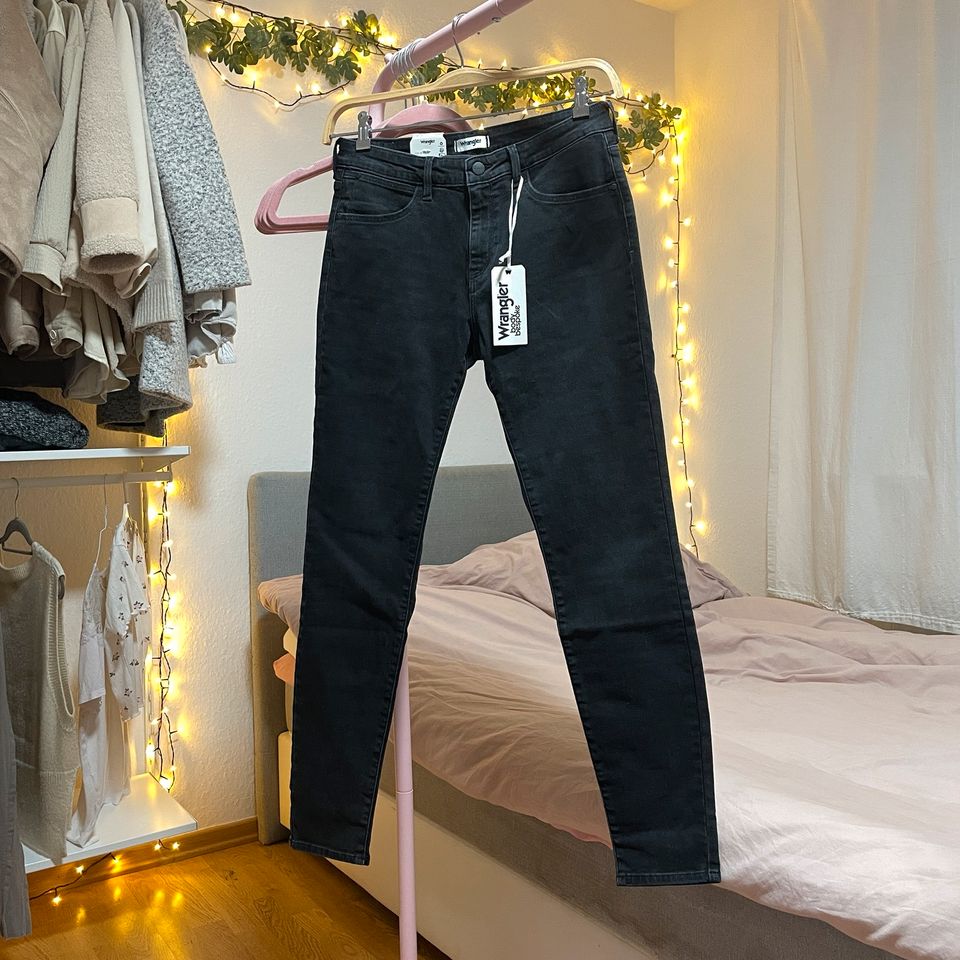 Neu + Etikett W28 L32 Wrangler Skinny Jeans Ruby Stretch Dunkel in Monheim am Rhein