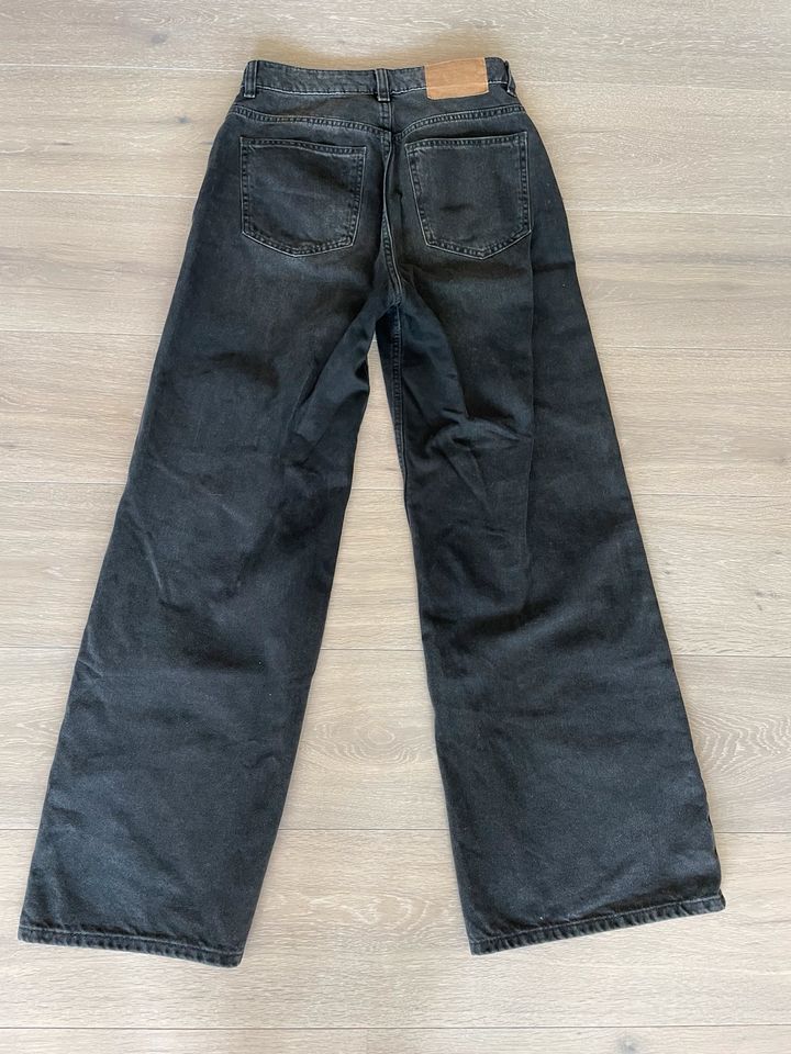 DIVIDED H&M Jeans schwarz washed ausgestelltes Bein Damen Gr. 38 in Rösrath