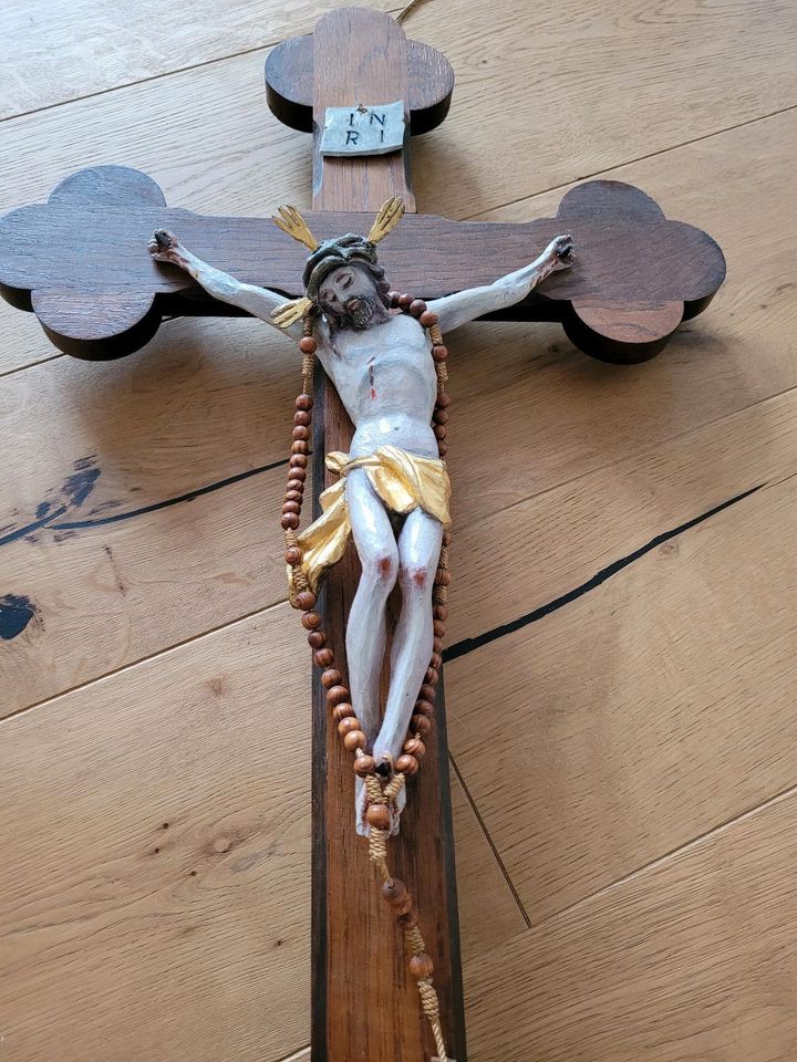 Holzkreuz mit Jesus und Rosenkranz, in Ziemetshausen