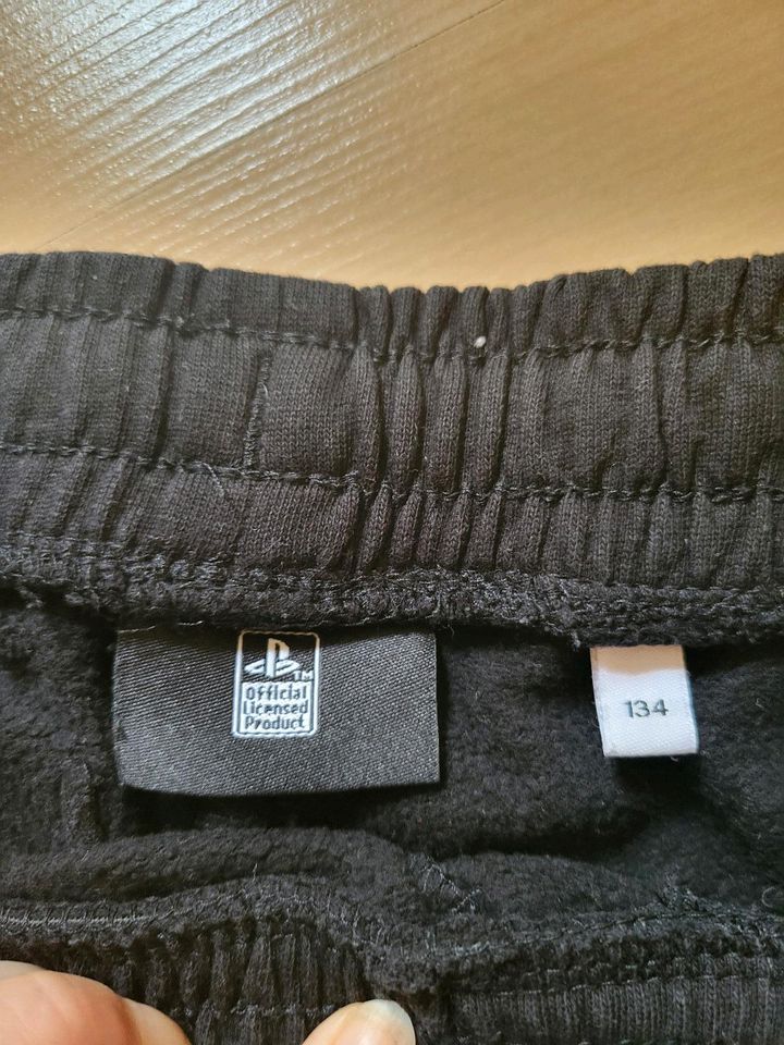 kurze Hosen, Jogginghose (alle 100% Baumwolle) und Jeans Gr. 134 in Falkensee