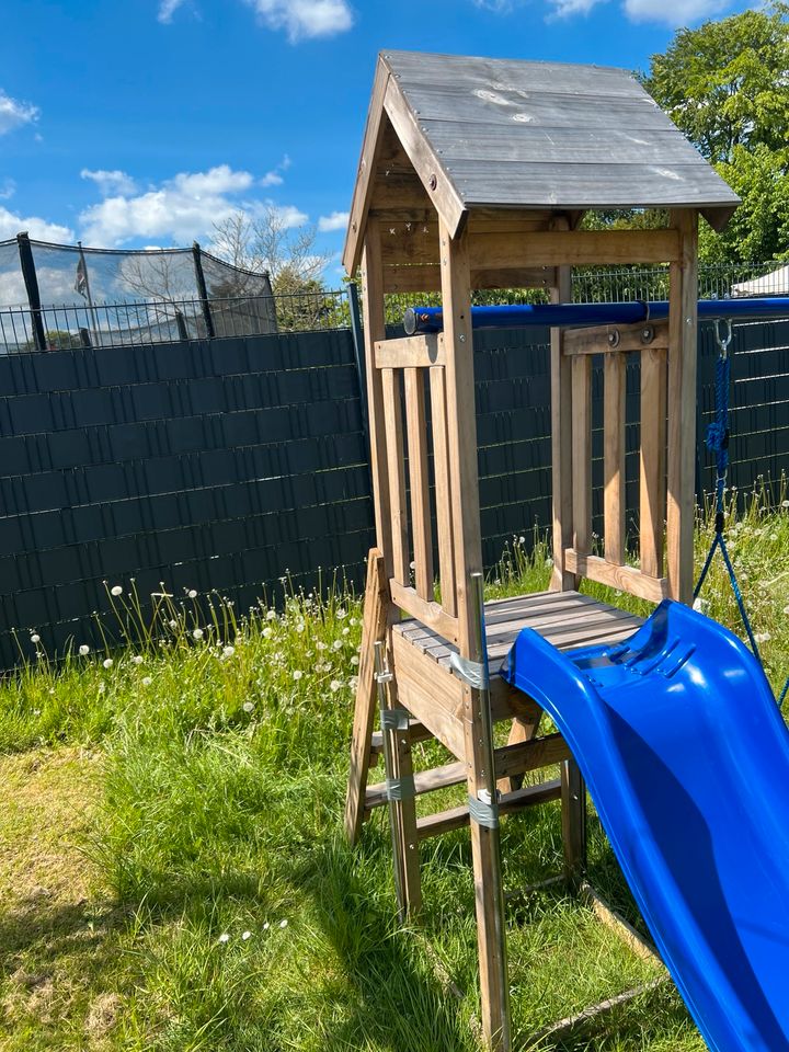 Spielturm mit Rutsche in Neumünster