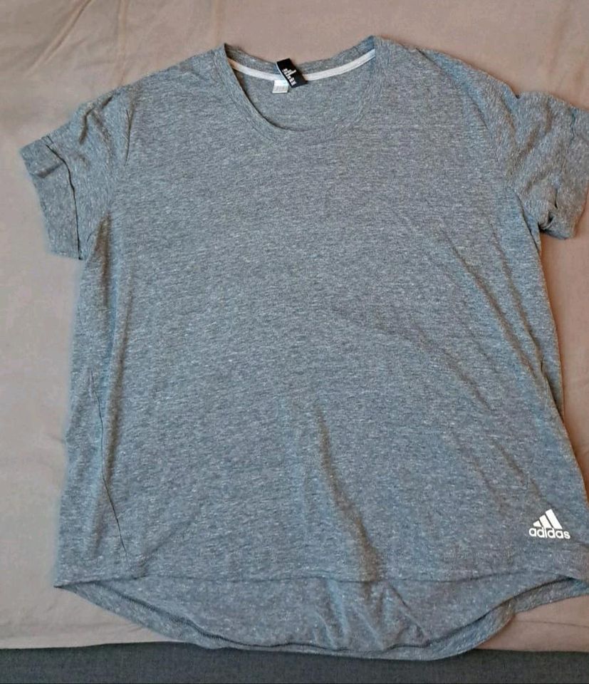 graues Sportshirt von Adidas in Schonungen