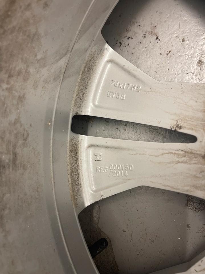 ORIGINAL VW Felge mit Winterreifen und original Nabendeckel in Dinslaken