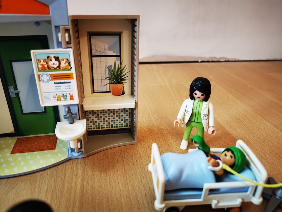 PLAYMOBIL 70309 Spielbox Tierarzt Kinderarzt Kinderkrankenzimmer in Wolnzach