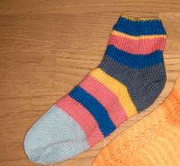 Bunte Socken Wolle neu gestrickt Größe 38 Düsseldorf - Gerresheim Vorschau