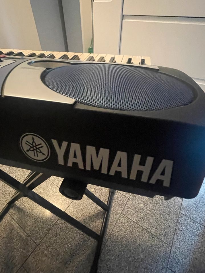 Piano (YAMAHA PSR-260) mit Ständer in gutem Zustand in Wolfenbüttel