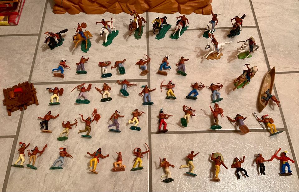 Spielfiguren 70er Jahre Cowboy und Indianer in Rimpar