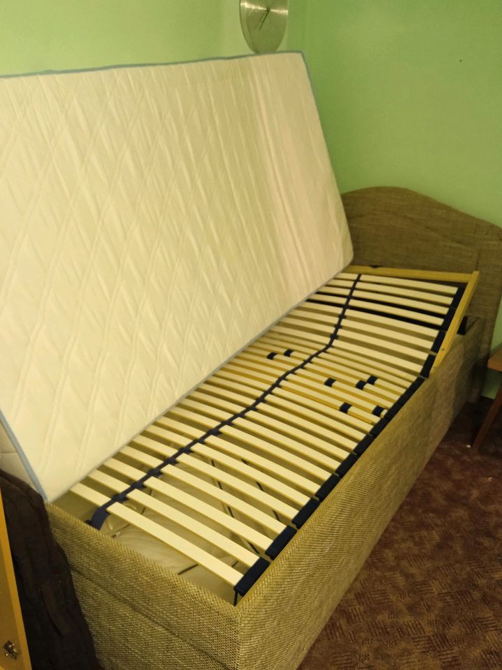 Bett mit Latten und Matratze. in Südharz