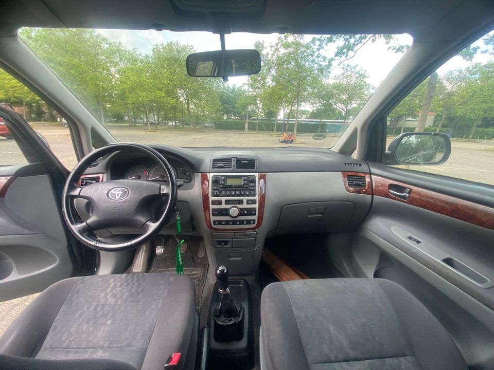 Toyota Avensis Verso – Sehr geräumig in Köln
