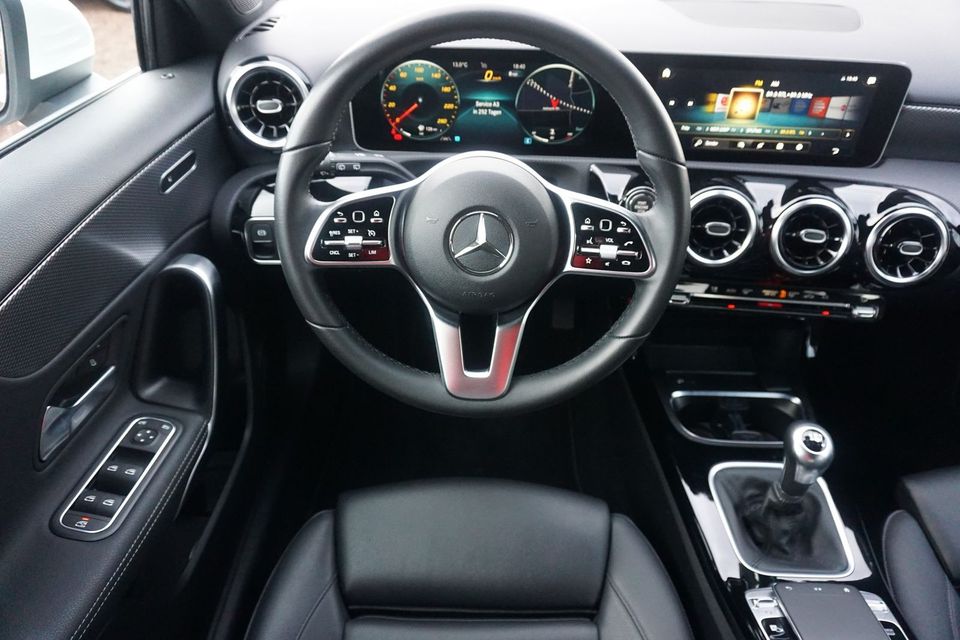 Mercedes-Benz A200 LED AHK Navi Virtual Cockpit Leder PDC in Halle