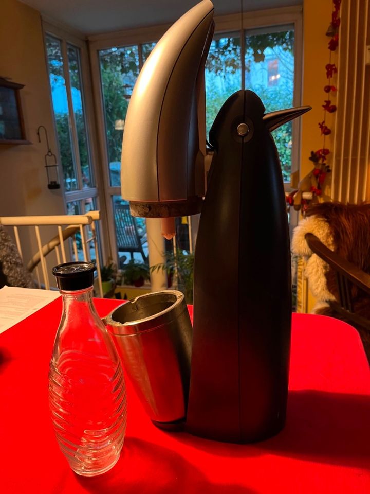 Kultiger Wassersprudler Sodastream Penguin in Halle