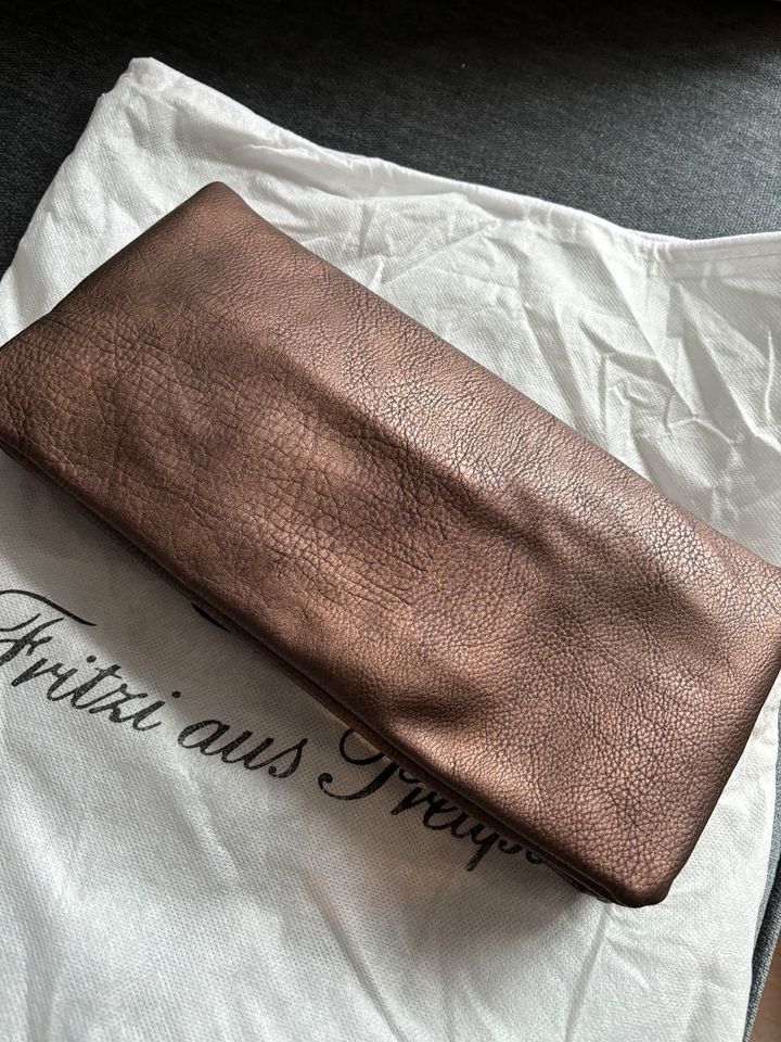 Braun/schimmernde Clutch/Umhängetasche von Fritzi aus Preußen in Hannover