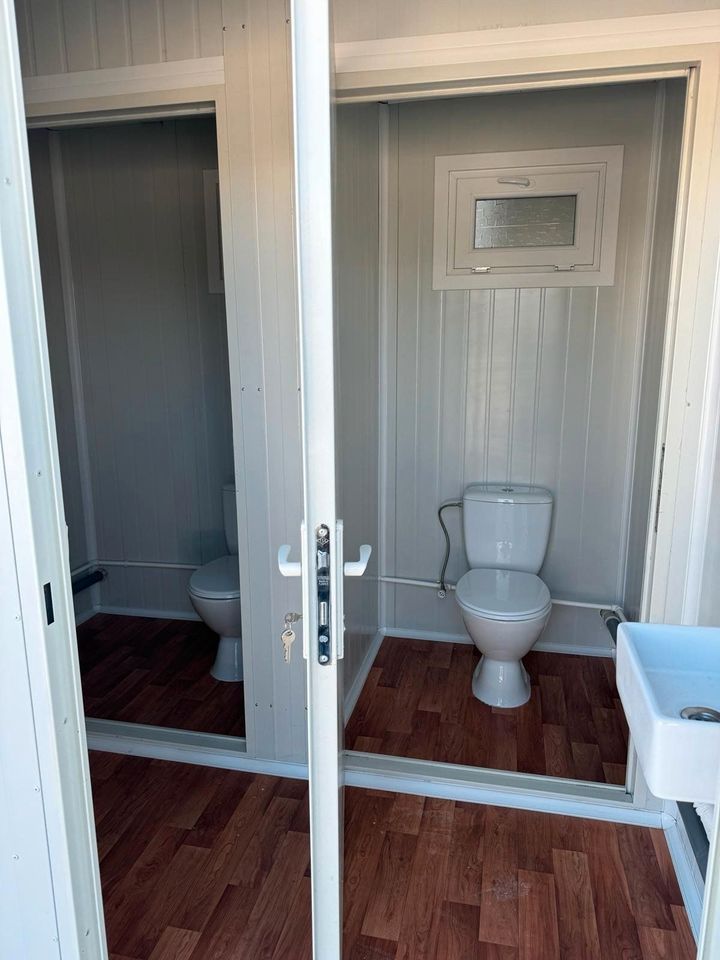 ☑️ WC-Container - Getrennte Bereiche für Damen & Herren ☑️ 4m x 2,4m Sanitärcontainer - Damenbereich: 2 Toiletten, 2 Waschbecken - Herrenbereich: Toilette, Pissoir & Handwaschbecken - Sanitärmodul WC in Kassel