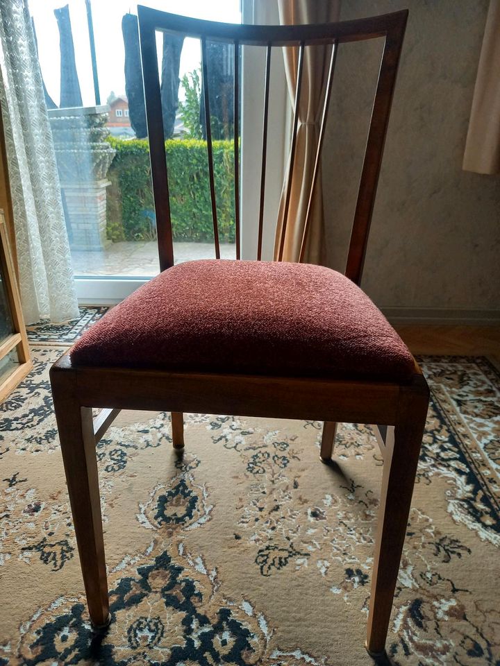 4 alte Stühle in Nonnenhorn