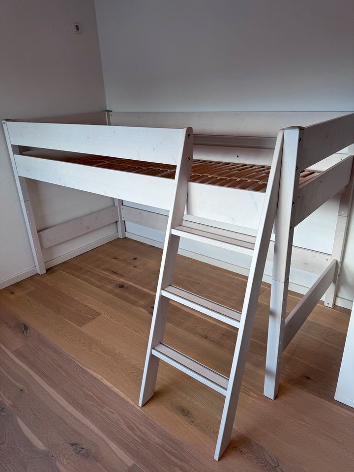 Kinder Hochbett von Paidi in weiss mit Lattenrost und Matratze in Landshut