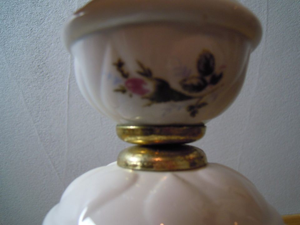 kleine Hängelampe Lampe Porzellan Milchglas Messing in Bad Schönborn