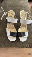 Sandalen aus Italien  schwarz-weiß Hessen - Steinbach Vorschau