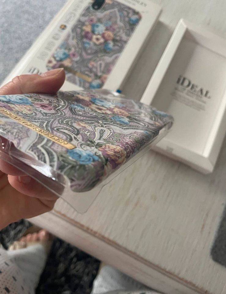 iPhone XR Ideal of Sweden Hülle Romantic Paisley OVP w NEU in Olfen