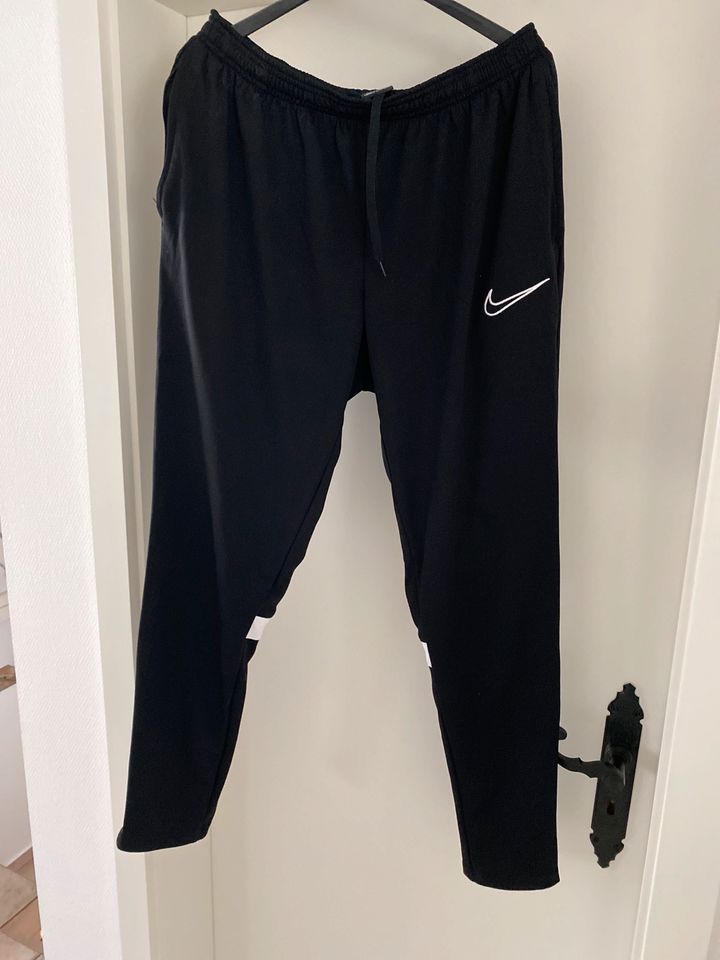 Nike Trainingsoutfit, Trainingsanzug (Nike Hose und Pullover) in Remchingen