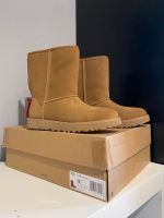 UGG Classic Short Logo Zip Damen Winterstiefel chestnut EU 36 Niedersachsen - Buchholz in der Nordheide Vorschau